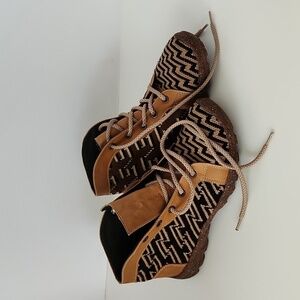 Urban Walker-Native Hand-Made by artisians in Colombia  size 6 women's shoes.